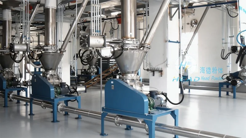 Indonésie, Palembang, projekt pneumatického přenášení prášku anodu lithiumové baterie v potrubí